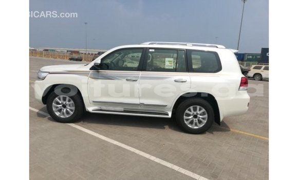 Acheter Import Voiture Toyota Land Cruiser Blanc à Import - Dubai, Estuaire Acheter Import Voiture Toyota Land Cruiser Blanc à Import - Dubai, Estuaire