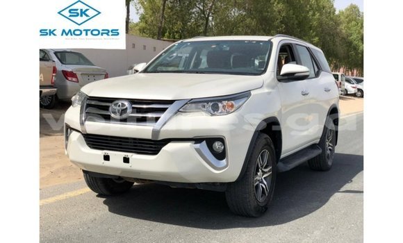Acheter Import Voiture Toyota Fortuner Blanc à Import - Dubai, Estuaire
