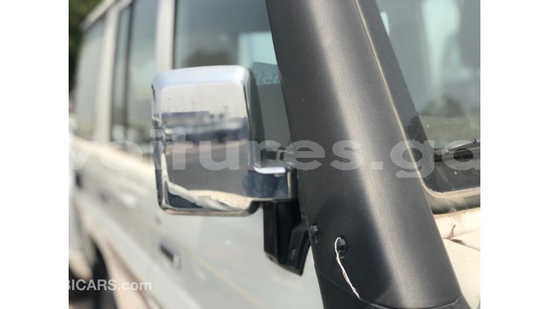 Big with watermark toyota land cruiser estuary import dubai 7120