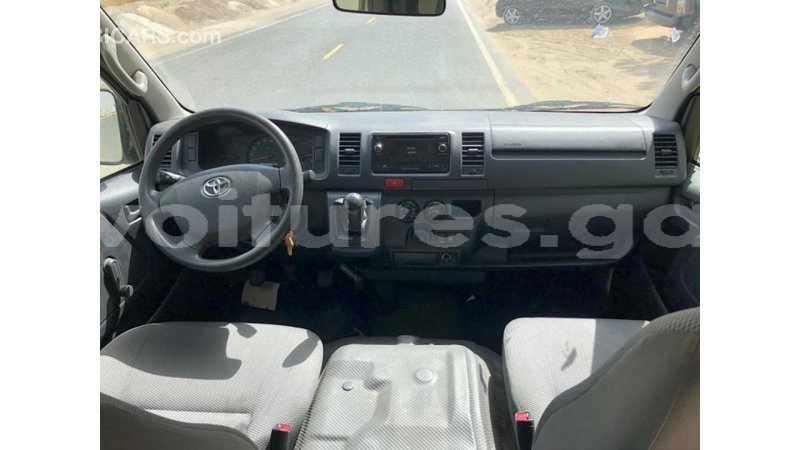 Big with watermark toyota hiace estuary import dubai 7121