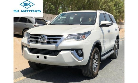 Acheter Import Voiture Toyota Fortuner Blanc à Import - Dubai, Estuaire