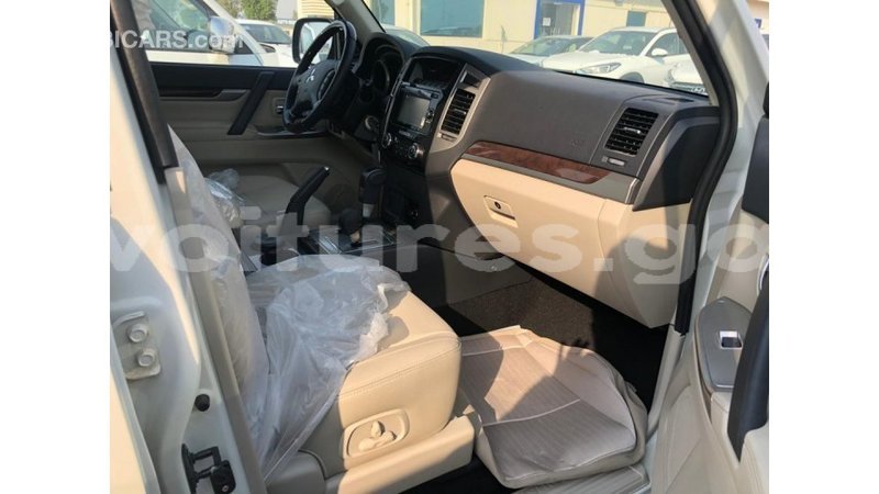 Big with watermark mitsubishi pajero estuary import dubai 7169