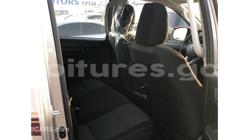 Big with watermark toyota hilux estuary import dubai 7175