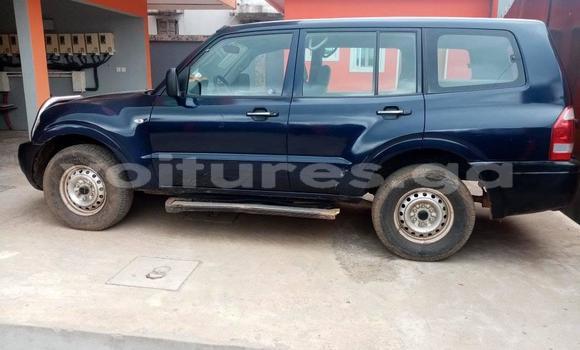 Sayi Na hannu Mitsubishi Pajero Blue Mota in Libreville a estuary Sayi Na hannu Mitsubishi Pajero Blue Mota in Libreville a estuary