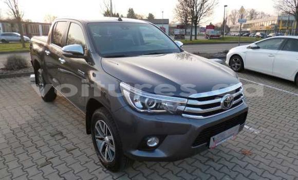 Sayi Na hannu Toyota Hilux White Mota in Libreville a estuary Sayi Na hannu Toyota Hilux White Mota in Libreville a estuary