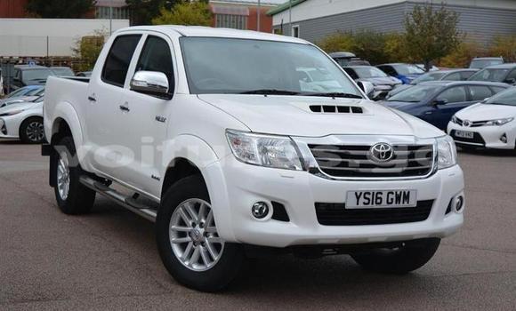 Sayi Na hannu Toyota Hilux White Mota in Libreville a estuary Sayi Na hannu Toyota Hilux White Mota in Libreville a estuary