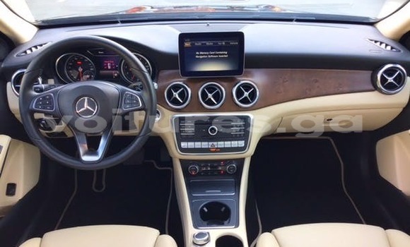 Sayi Na hannu Toyota RAV4 White Mota in Kango a estuary Sayi Na hannu Toyota RAV4 White Mota in Kango a estuary