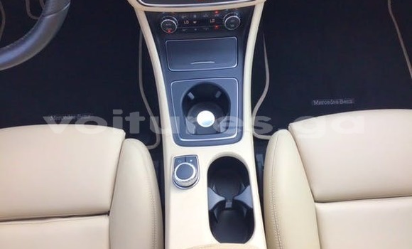 Sayi Na hannu Toyota RAV4 White Mota in Kango a estuary Sayi Na hannu Toyota RAV4 White Mota in Kango a estuary