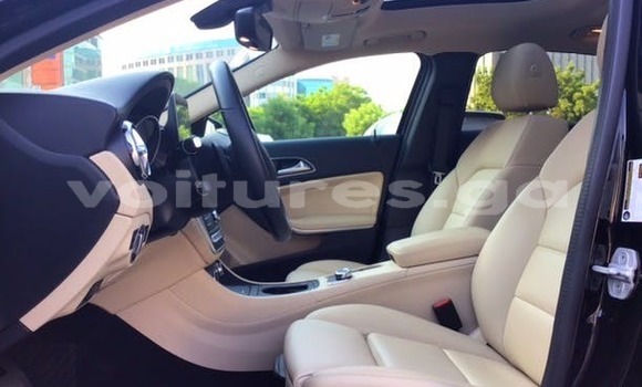 Sayi Na hannu Toyota RAV4 White Mota in Kango a estuary Sayi Na hannu Toyota RAV4 White Mota in Kango a estuary