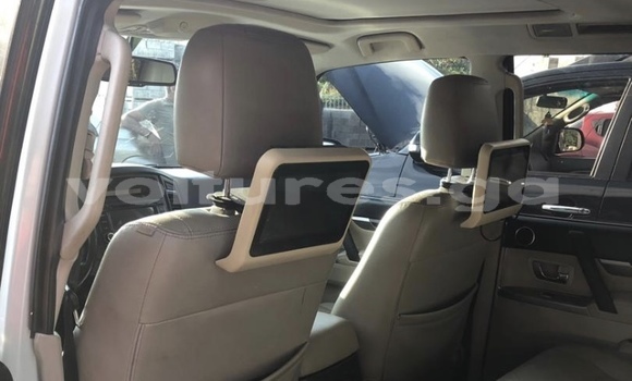 Sayi Na hannu Mitsubishi Pajero White Mota in Libreville a estuary Sayi Na hannu Mitsubishi Pajero White Mota in Libreville a estuary