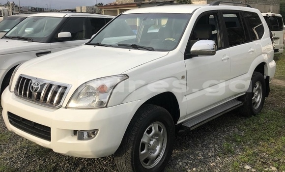 Sayi Na hannu Toyota Prado White Mota in Libreville a estuary Sayi Na hannu Toyota Prado White Mota in Libreville a estuary