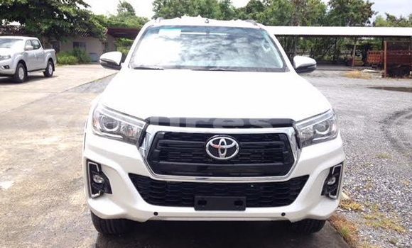 Acheter Import Voiture Toyota Hilux Blanc à Booue, Ogooue-Ivindo