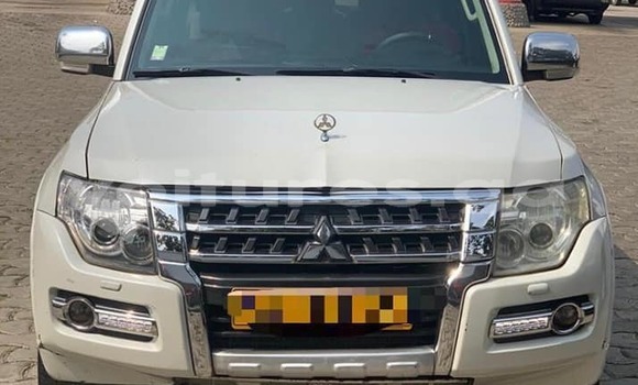 Sayi Na hannu Mitsubishi Pajero White Mota in Libreville a estuary Sayi Na hannu Mitsubishi Pajero White Mota in Libreville a estuary