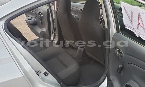 Sayi Na hannu Nissan Versa Azurfa Mota in Libreville a estuary Sayi Na hannu Nissan Versa Azurfa Mota in Libreville a estuary