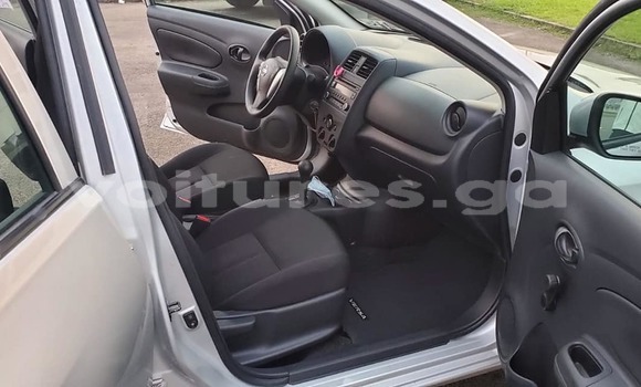 Sayi Na hannu Nissan Versa Azurfa Mota in Libreville a estuary Sayi Na hannu Nissan Versa Azurfa Mota in Libreville a estuary