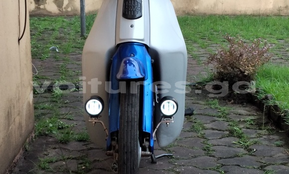 Sayi Na hannu Honda C Blue Motsi in Libreville a estuary Sayi Na hannu Honda C Blue Motsi in Libreville a estuary