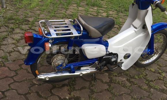 Sayi Na hannu Honda C Blue Motsi in Libreville a estuary Sayi Na hannu Honda C Blue Motsi in Libreville a estuary