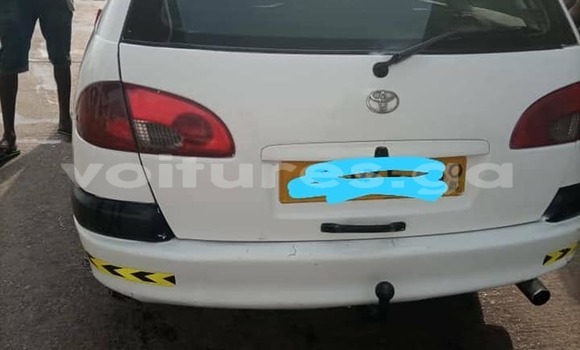 Sayi Na hannu Toyota Avensis White Mota in Libreville a estuary Sayi Na hannu Toyota Avensis White Mota in Libreville a estuary