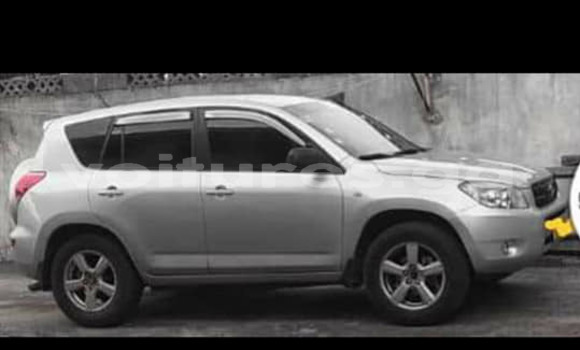 Sayi Na hannu Toyota RAV4 Azurfa Mota in Libreville a estuary Sayi Na hannu Toyota RAV4 Azurfa Mota in Libreville a estuary