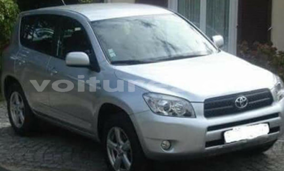 Sayi Na hannu Toyota RAV4 Azurfa Mota in Libreville a estuary Sayi Na hannu Toyota RAV4 Azurfa Mota in Libreville a estuary