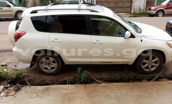 Sayi Na hannu Toyota RAV4 White Mota in Libreville a estuary Sayi Na hannu Toyota RAV4 White Mota in Libreville a estuary