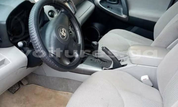 Sayi Na hannu Toyota RAV4 White Mota in Libreville a estuary Sayi Na hannu Toyota RAV4 White Mota in Libreville a estuary