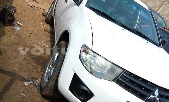 Sayi Na hannu Mitsubishi L200 White Mota in Libreville a estuary Sayi Na hannu Mitsubishi L200 White Mota in Libreville a estuary