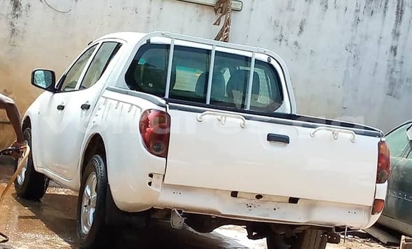 Sayi Na hannu Mitsubishi L200 White Mota in Libreville a estuary Sayi Na hannu Mitsubishi L200 White Mota in Libreville a estuary