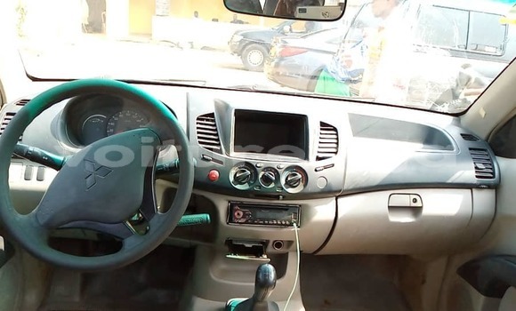 Sayi Na hannu Mitsubishi L200 White Mota in Libreville a estuary Sayi Na hannu Mitsubishi L200 White Mota in Libreville a estuary