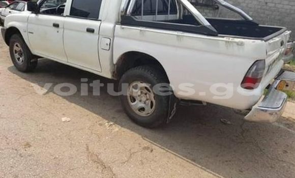 Sayi Na hannu Mitsubishi L200 White Mota in Libreville a estuary Sayi Na hannu Mitsubishi L200 White Mota in Libreville a estuary