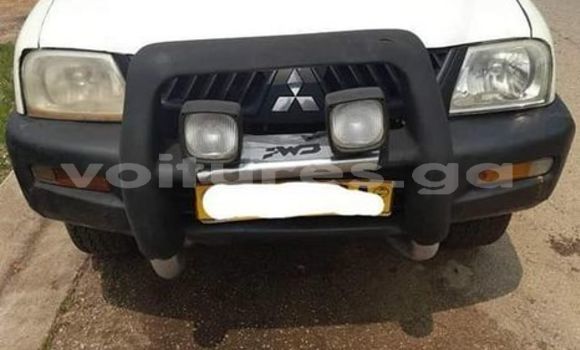 Sayi Na hannu Mitsubishi L200 White Mota in Libreville a estuary Sayi Na hannu Mitsubishi L200 White Mota in Libreville a estuary