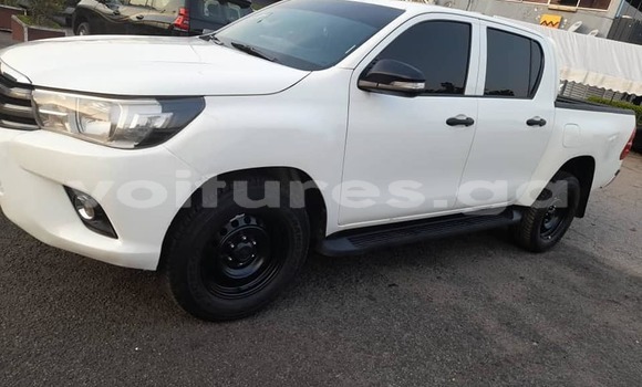 Sayi Na hannu Toyota Hilux White Mota in Libreville a estuary Sayi Na hannu Toyota Hilux White Mota in Libreville a estuary