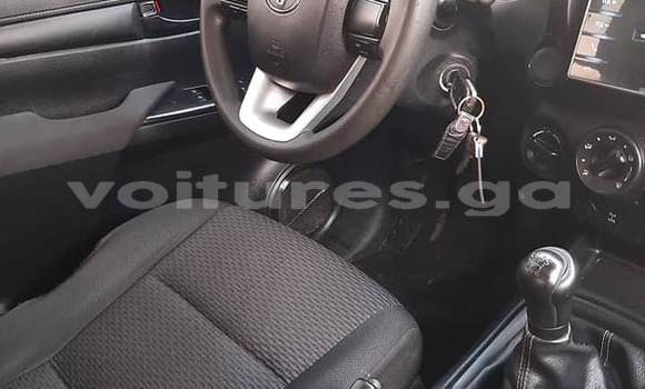 Sayi Na hannu Toyota Hilux White Mota in Libreville a estuary Sayi Na hannu Toyota Hilux White Mota in Libreville a estuary