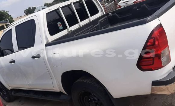 Sayi Na hannu Toyota Hilux White Mota in Libreville a estuary Sayi Na hannu Toyota Hilux White Mota in Libreville a estuary