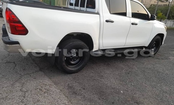 Sayi Na hannu Toyota Hilux White Mota in Libreville a estuary Sayi Na hannu Toyota Hilux White Mota in Libreville a estuary