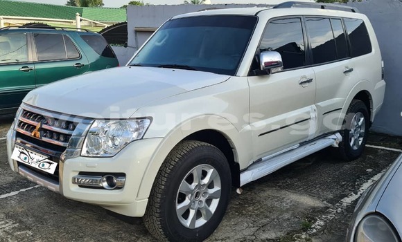 Buy New Mitsubishi Pajero White Car in Libreville in Estuary Buy New Mitsubishi Pajero White Car in Libreville in Estuary