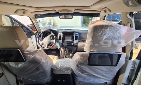 Buy New Mitsubishi Pajero White Car in Libreville in Estuary Buy New Mitsubishi Pajero White Car in Libreville in Estuary