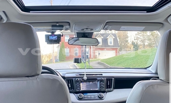 Acheter Occasion Voiture Toyota RAV4 Blanc à Lastoursville, Ogooue-Lolo Acheter Occasion Voiture Toyota RAV4 Blanc à Lastoursville, Ogooue-Lolo