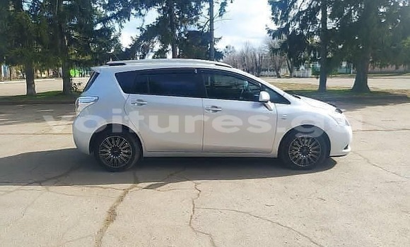 Sayi Na hannu Toyota Verso Azurfa Mota in Mekambo a Ogooue-Ivindo