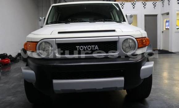 Sayi Imported Toyota FJ Cruiser White Mota in Cocobeach a estuary Sayi Imported Toyota FJ Cruiser White Mota in Cocobeach a estuary