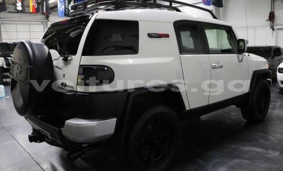 Sayi Imported Toyota FJ Cruiser White Mota in Cocobeach a estuary Sayi Imported Toyota FJ Cruiser White Mota in Cocobeach a estuary