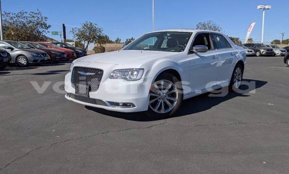 Sayi Imported Chrysler 300 White Mota in Kango a estuary