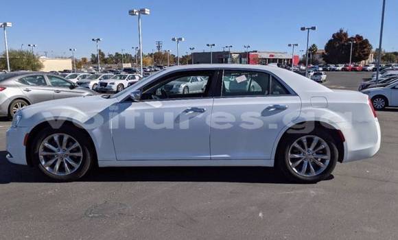 Sayi Imported Chrysler 300 White Mota in Kango a estuary Sayi Imported Chrysler 300 White Mota in Kango a estuary