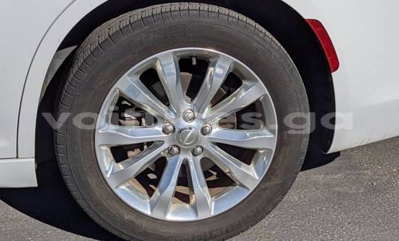 Sayi Imported Chrysler 300 White Mota in Kango a estuary Sayi Imported Chrysler 300 White Mota in Kango a estuary