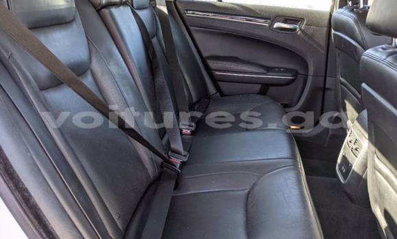 Sayi Imported Chrysler 300 White Mota in Kango a estuary Sayi Imported Chrysler 300 White Mota in Kango a estuary