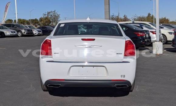 Sayi Imported Chrysler 300 White Mota in Kango a estuary Sayi Imported Chrysler 300 White Mota in Kango a estuary