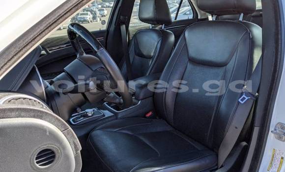 Sayi Imported Chrysler 300 White Mota in Kango a estuary Sayi Imported Chrysler 300 White Mota in Kango a estuary