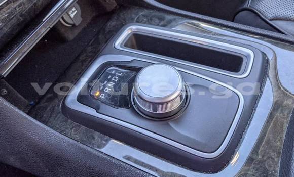 Sayi Imported Chrysler 300 White Mota in Kango a estuary Sayi Imported Chrysler 300 White Mota in Kango a estuary