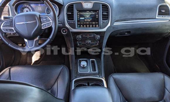 Sayi Imported Chrysler 300 White Mota in Kango a estuary Sayi Imported Chrysler 300 White Mota in Kango a estuary