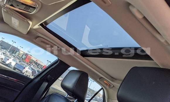 Sayi Imported Chrysler 300 White Mota in Kango a estuary Sayi Imported Chrysler 300 White Mota in Kango a estuary